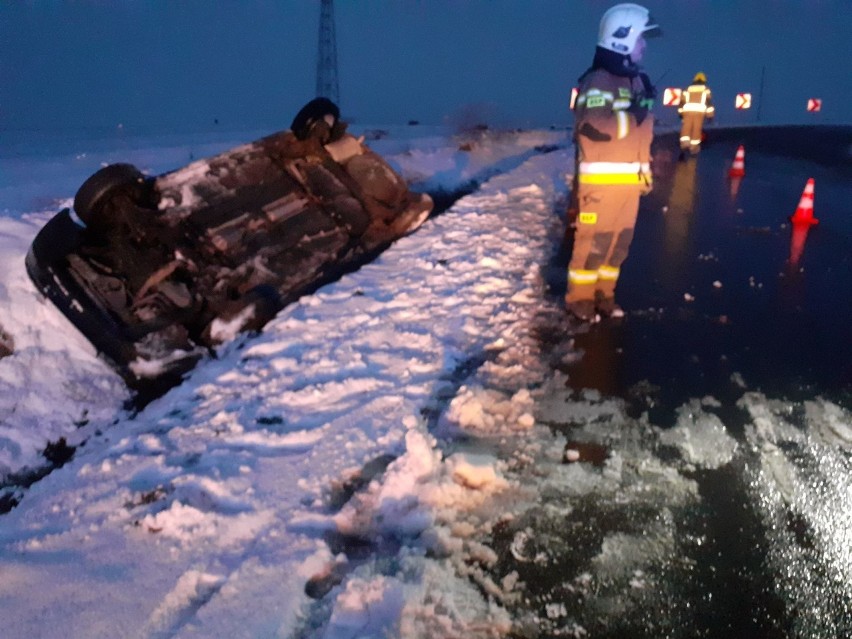 Podhale. Sypnął śnieg i od razu kolizje. W rejonie Lipnicy i w Cichem dachowały samochody osobowe 