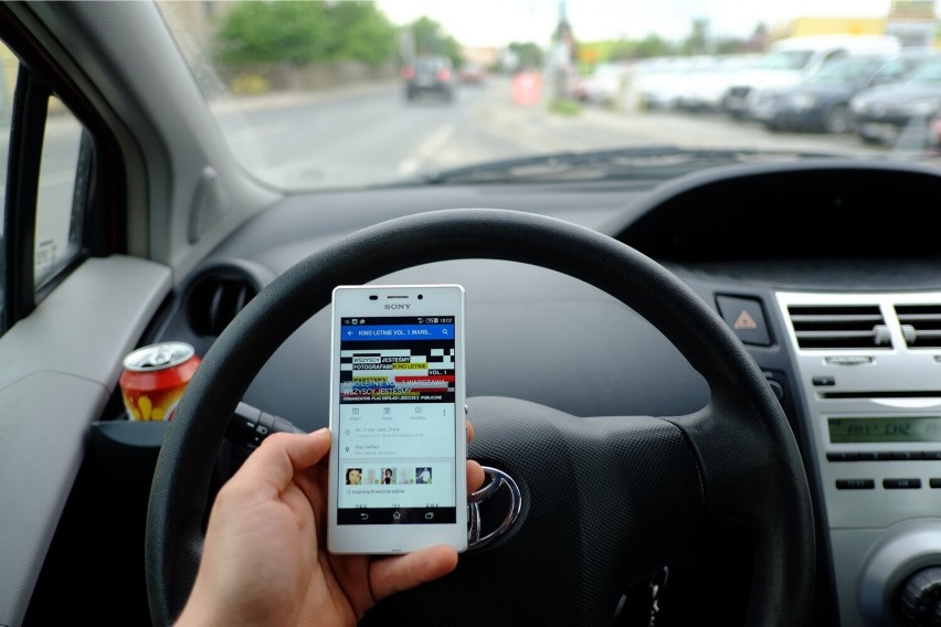 Wielu kierowców korzysta z telefonów podczas jazdy narażając...