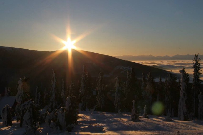 Cudowny poranek w Beskidach. Pięknie widać Tatry! [ZDJĘCIA]