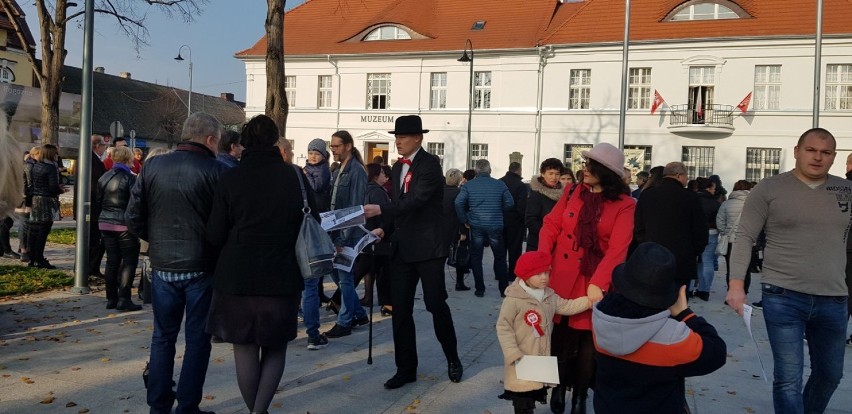 Mieszkańcy Rogoźna zaśpiewali hymn Polski na Placu Karola