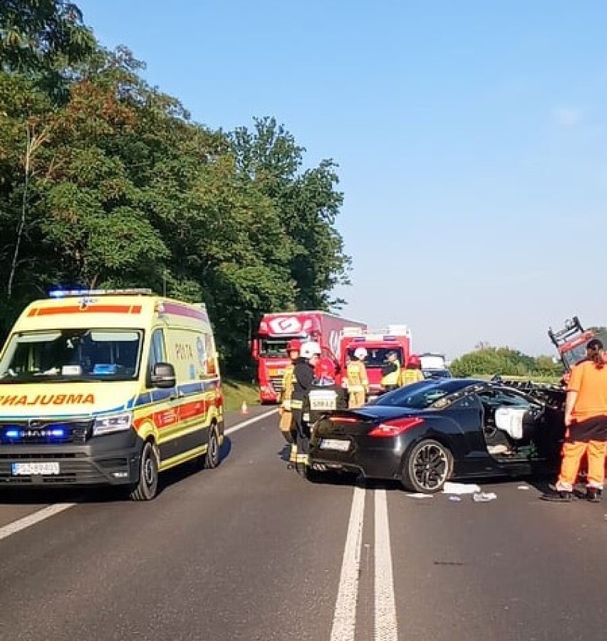 Cztery osoby w tym dziecko poszkodowane w wypadku na DK92. Sportowy Peugeot zderzył się z ciągnikiem rolniczym [ZDJĘCIA]