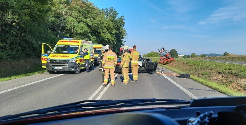 Cztery osoby w tym dziecko poszkodowane w wypadku na DK92. Sportowy Peugeot zderzył się z ciągnikiem rolniczym [ZDJĘCIA]