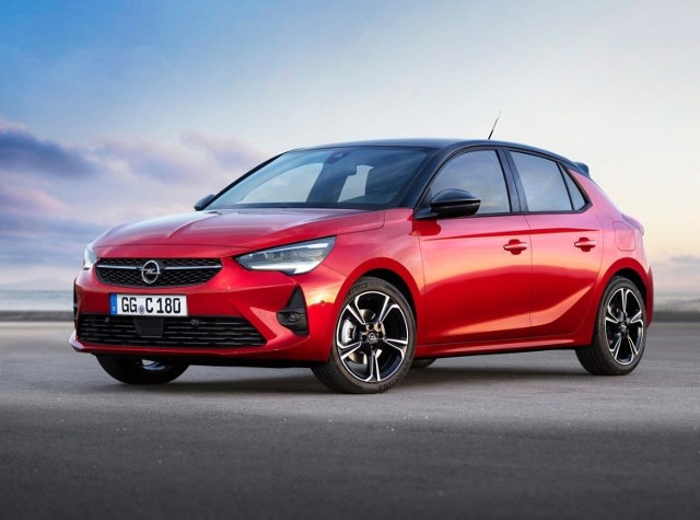 Kupno rocznego lub dwuletniego auta to potencjalnie bardzo dobra inwestycja, bowiem za zdecydowanie niższą cenę, dostajemy niemal nowe auto z niewielkim przebiegiem. Poza tym czas oczekiwania na nowe auto z salonu nierzadko skłania kupujących do poszukiwania świeżego egzemplarza z rynku wtórnego. Czy Opel Corsa F to dobry materiał na używane auto do miasta?
Fot. Opel