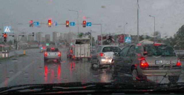 Podczas deszczu kierowcy powinni być szczególnie ostrożni