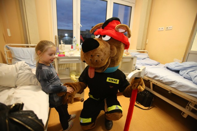 Akcja "Paczka dla dzieciaka na Święta od Strażaka": strażacy odwiedzili małych pacjentów Górnośląskiego Centrum Zdrowia Dziecka w Katowicach, by wręczyć im prezenty