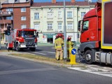 Zepsuta ciężarówka utrudnia ruch na ul. Focha w Przemyślu [ZDJĘCIA]