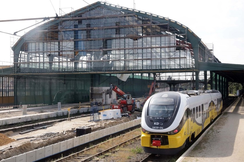Trwa remont hali peronowej Dworca PKP w Legnicy, zobaczcie aktualne zdjęcia