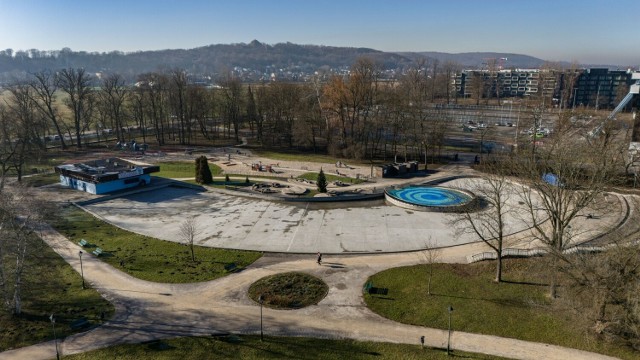 Jordanówka, park wodny, górka w parku, aleja zasłużonych, place zabaw, punkty gastronomiczne, ścieżki spacerowe, pomnik niedźwiedzia Wojtka - to tylko cześć atrakcji  w Parku Jordana w Krakowie. Zobaczcie go z drona!