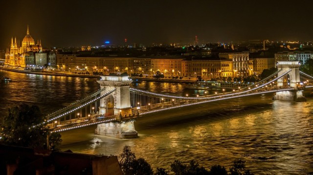 Budapeszt to zabytkowa perełka Europy Środkowo-Wschodniej. Stolica kraju naszych przysłowiowych bratanków to miasto malowniczo położone nad przecinającym je na dwie części Dunajem.

Węgierskie linie WizzAir zabiorą nas do Budapesztu już za 117 złotych w dwie strony przy podróży w październiku czy listopadzie.