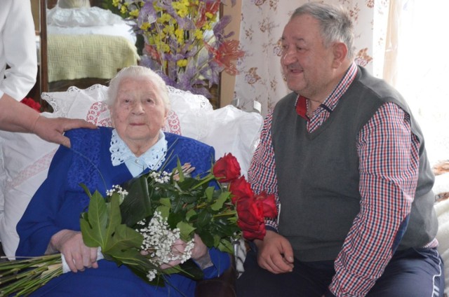Zofia Polak z Sulęczyna świętowała 102. urodziny. Jubilatkę odwiedzili przedstawiciele sulęczyńskiego samorządu.