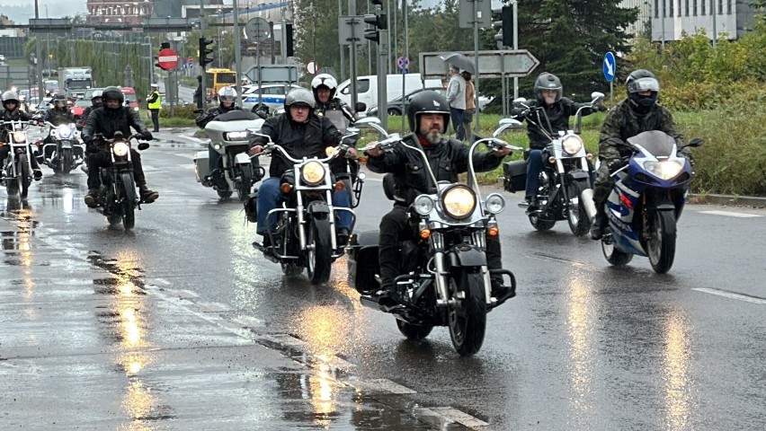 Motocyklowa kawalkada przemierzała Kielce. Prosto nad zalew....