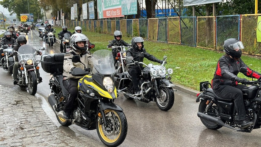 Imponująca kawalkada nad Zalewem Kieleckim. Motocykliści z Klubu Motocyklowego Old Bikers MC Poland pokazali jak się jeździ! Zobacz zdjęcia