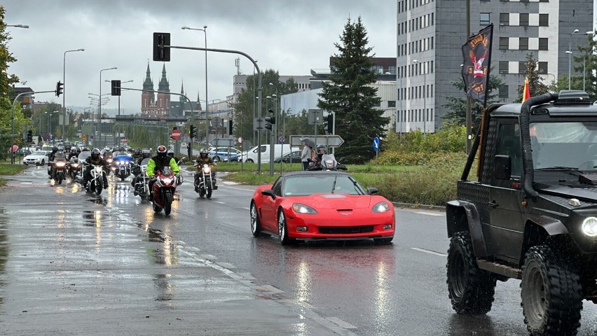 Imponująca kawalkada nad Zalewem Kieleckim. Motocykliści z Klubu Motocyklowego Old Bikers MC Poland pokazali jak się jeździ! Zobacz zdjęcia