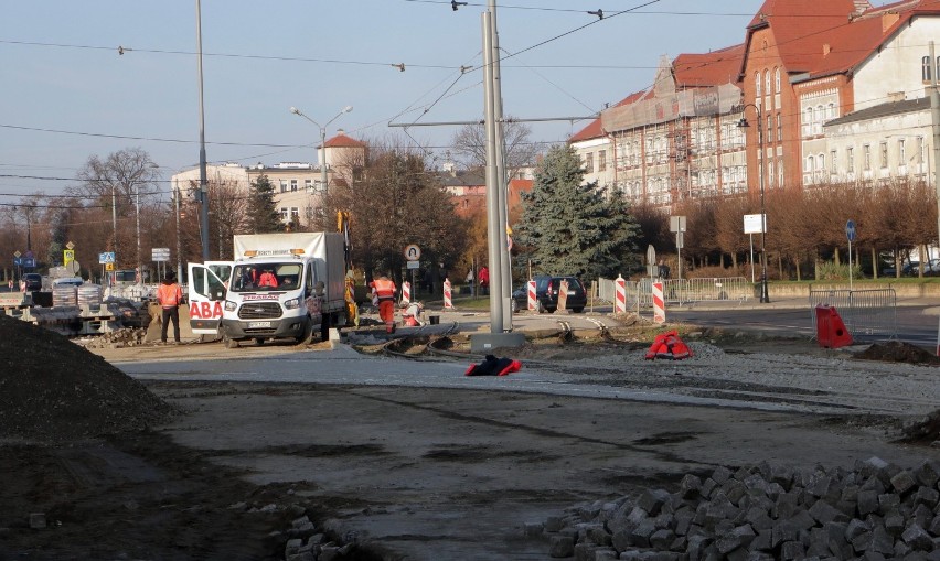 Przy węźle u zbiegu al. 23 Stycznia, Toruńskiej i...