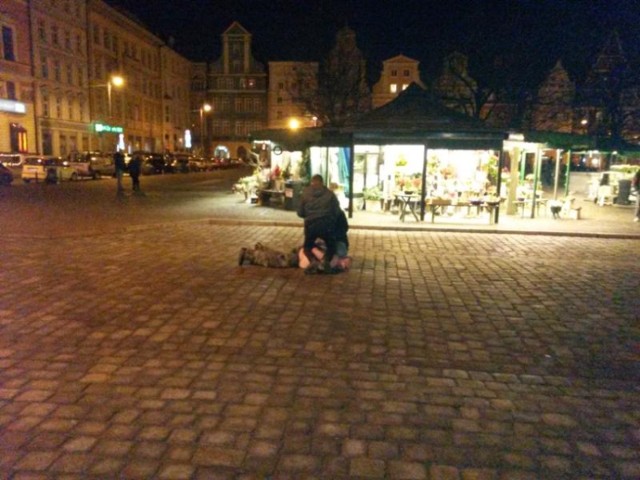 Mężczyzna, który biegał z nożem po wrocławskim Rynku, został zatrzymany na pl. Solnym