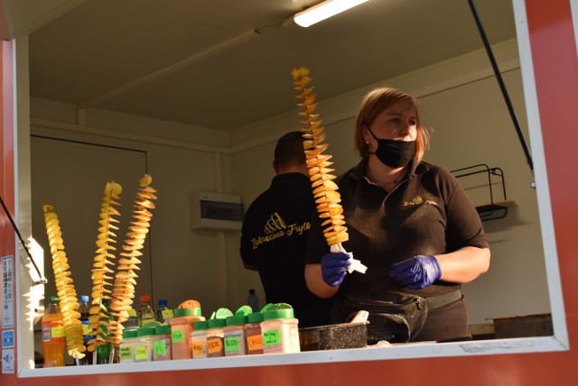 Ruszył Krośnieński Festiwal Smaków Świata. Tak wygląda "smaczna" impreza na pl. Unii Europejskiej.