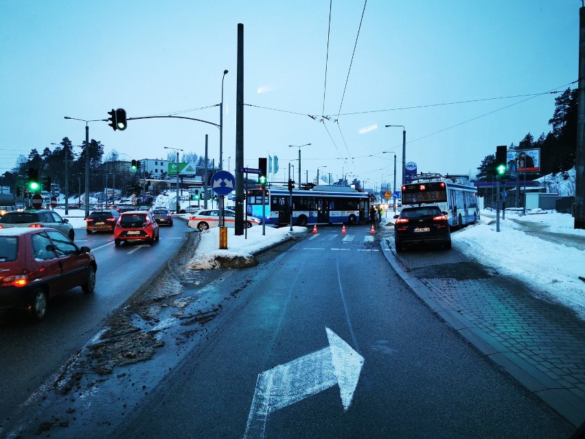 Gdynia: Już pierwsze problemy na drogach. 02.02.2021. Sypie śnieg i jest ślisko. Uważajcie!