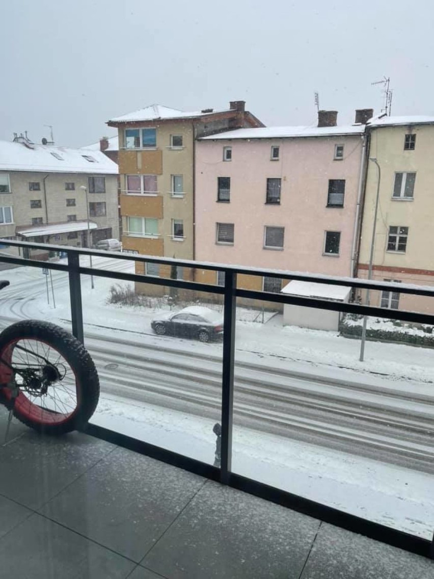 Gdynia: Już pierwsze problemy na drogach. 02.02.2021. Sypie śnieg i jest ślisko. Uważajcie!