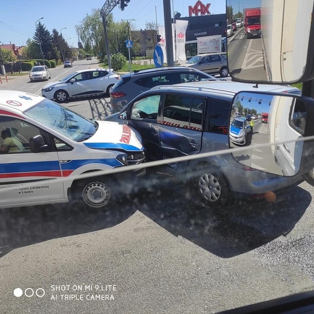 Na skrzyżowaniu ulic Grzecznarowskiego i Białej w Radomiu zderzyły się ambulans i osobowy volkswagen.