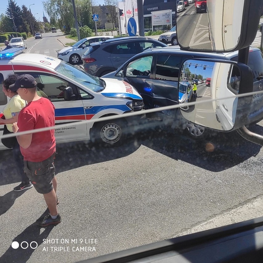 Ambulans na sygnałach zderzył się z samochodem osobowym na skrzyżowaniu w Radomiu