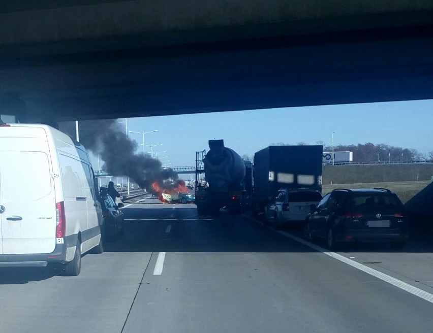 Na A4 spłonął samochód. W środku uwięziony był człowiek [ZDJĘCIA]