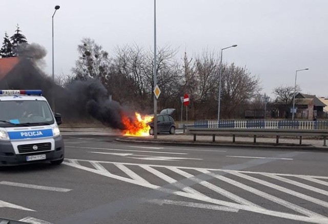 Tuż przed godziną 8 w Radomiu palił się samochód osobowy u zbiegu ulic Wojska Polskiego i Lubelskiej.