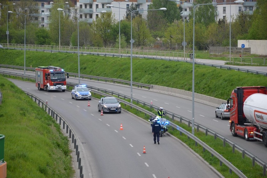 Wypadek na obwodnicy południowej Radomia. Motocyklista jechał za szybko i przewrócił się na asfalt. Były utrudnienia w ruchu