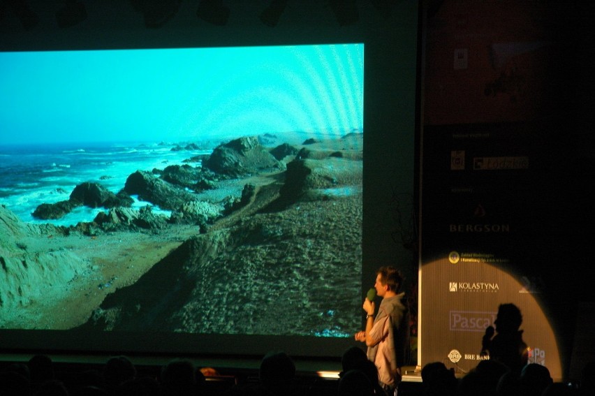 Grzegorz Szyszkowski pokazuje slajdy ze swojej wyprawy fot....