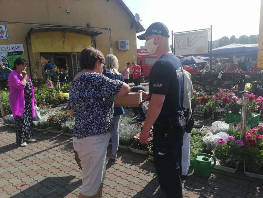 Kwidzyn. Maseczki zamiast mandatu? Policjanci rozdawali je na miejskim targowsku, przypominając o zasadach bezpieczeństwa [ZDJĘCIA]