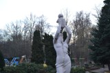 Rzeźba matki z dzieckiem w Parku Róż w Chorzowie jest w FATALNYM STANIE! „Wymaga interwencji konserwatorskiej”. ZDJĘCIA