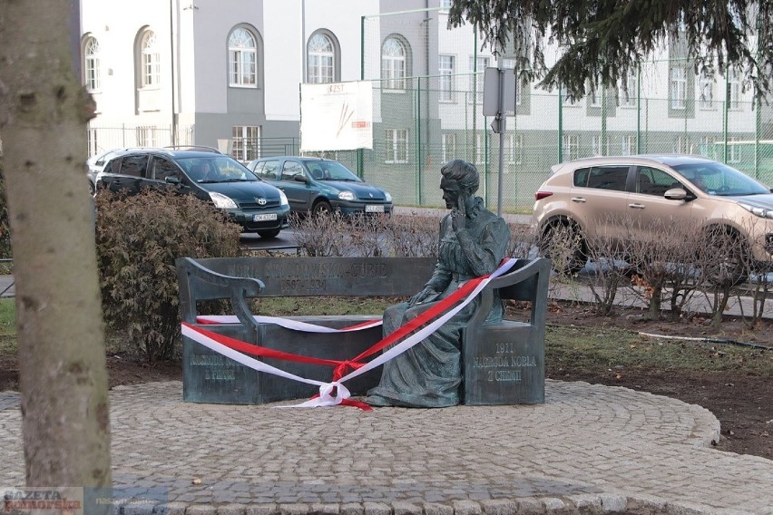 Przed gmachem Zespołu Szkół Chemicznych we Włocławku...