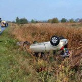 Darłowo. Dachowanie auta. Kierująca ranna zabrana do szpitala ZDJĘCIA