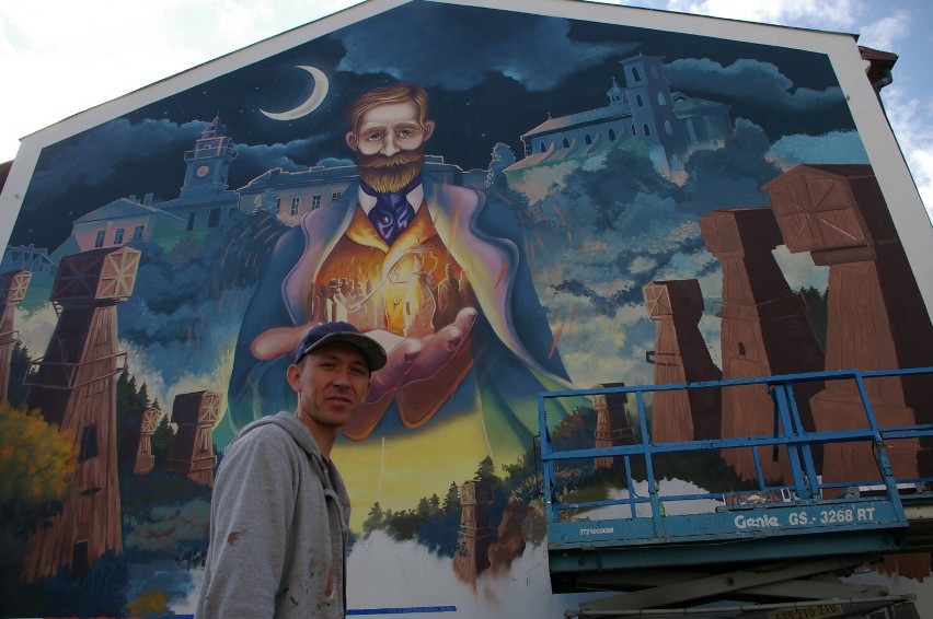 Mural przy ulicy Wąskiej prawie gotowy. Mgr Mors kończy prace i przyznaje – nigdzie nie malowało mi się lepiej niż w Gorlicach