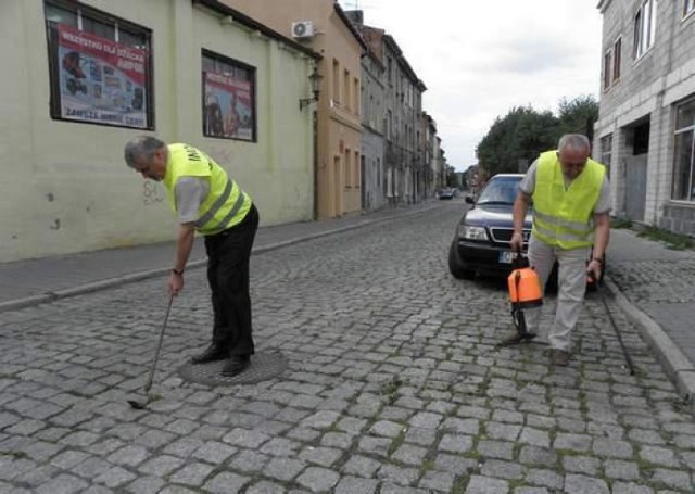 Radni Andrzej Kieraj i Jacek Olech podczas happeningu na ulicy Wałowej