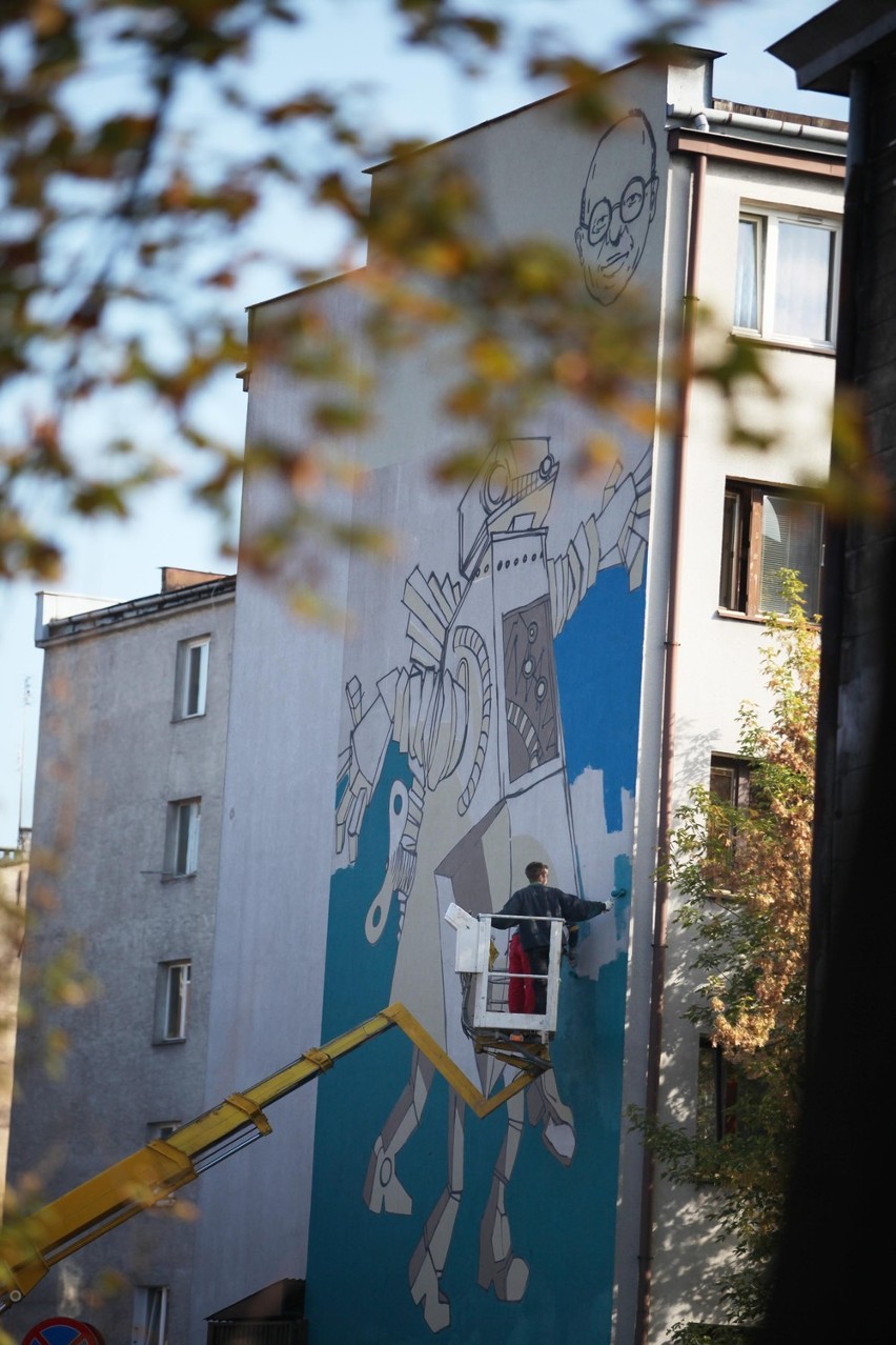 Kraków: mural Stanisława Lema przy ul. Józefińskiej 24 nabiera kolorów [ZDJĘCIA]