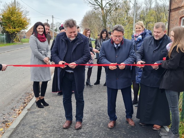 Otwarcie nowego chodnika przy drodze powiatowej z Bielska do Chełmonia i w stronę Lipienicy