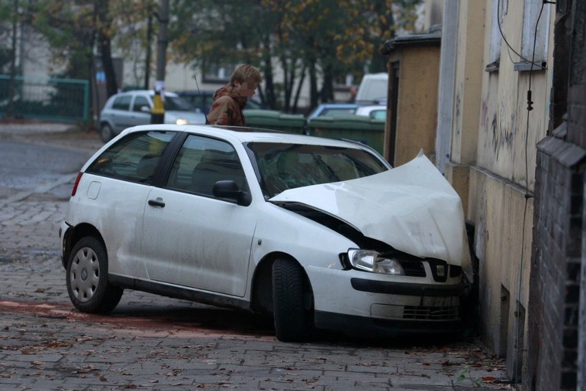 Na Parkowej potrącił samochodem swoich kolegów (ZDJĘCIA)