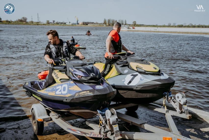 Polski Dakar na wodzie zawitał na Pomorze. Motorowodniacy z dziećmi w Mechelinkach. Płyniemy Polsko już za półmetkiem