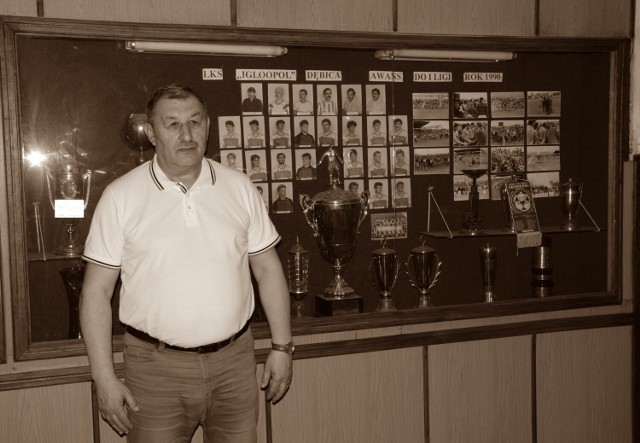 Kazimierz Sak przed gablota upamiętniającą awans do 1 ligi w 1990 roku.