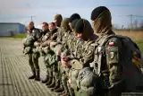 Szkolenie przyszłych komandosów w Lipowej. Za nimi skoki ze spadochronem - ZDJĘCIA. Został jeszcze długi i wyczerpujący marsz