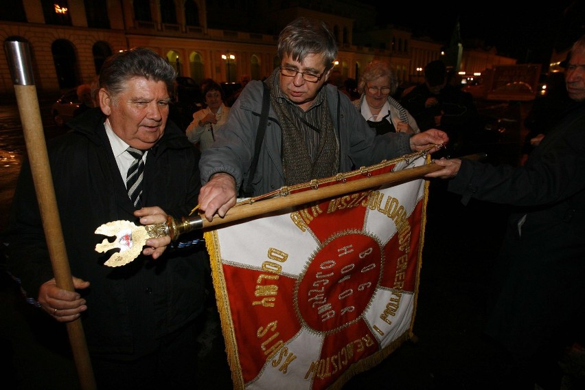 Dolnośląska Solidarność oddała hołd parze prezydenckiej (zdjęcia i relacja)