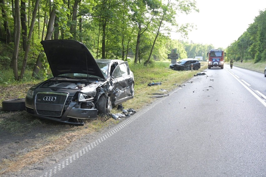 W Pokrzywnie czołowo zderzyły się dwa samochody osobowe....