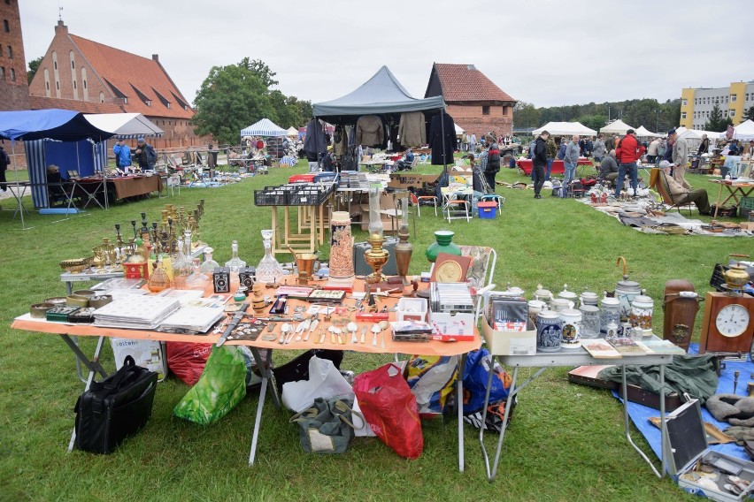 Malbork. Trwa Jarmark Staroci i Sztuki Dawnej przy zamku [ZDJĘCIA]. Kolekcjonerzy i rękodzielnicy czekają na wałach von Plauena