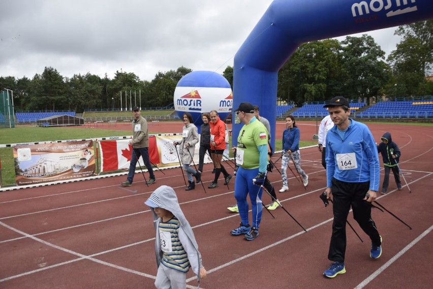 Spacerując z kijkami w Kielcach pomagali dzieciom i młodzieży 