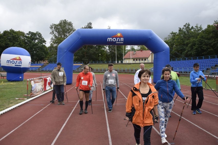 Spacerując z kijkami w Kielcach pomagali dzieciom i młodzieży 