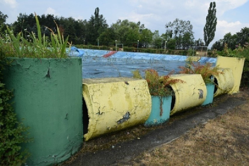 Tak obecnie wygląda nieczynny od kilku lat basen w...