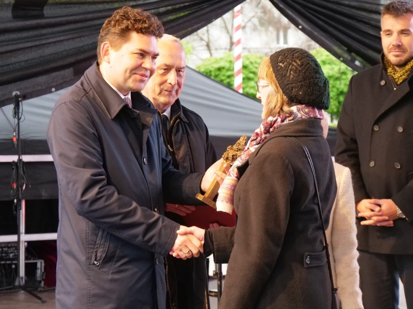 Prezydent Stalowej Woli uhonorował ludzi kultury. Rozdano nagrody "Gałązka Sosny". Zobacz zdjęcia