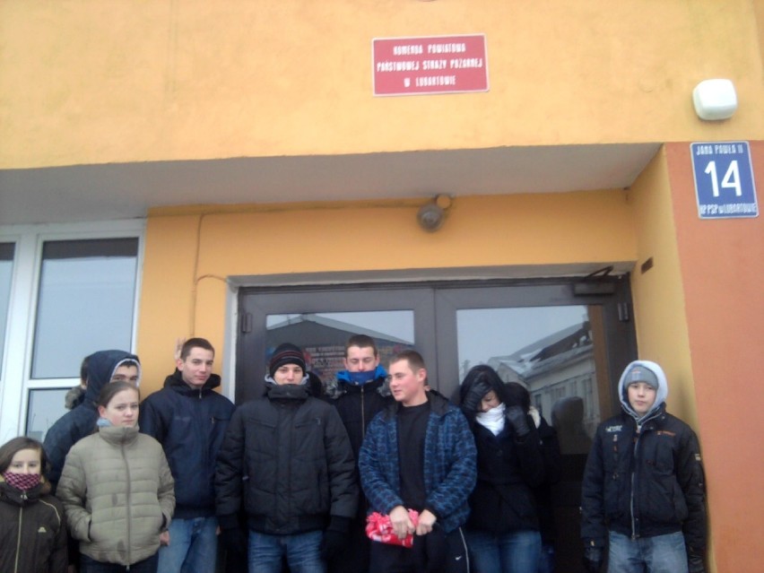 Uczniowie gimnazjum nr 2 im. H. Sienkiewicza w Lubartowie podczas wizyty w komendzie straży pożarnej