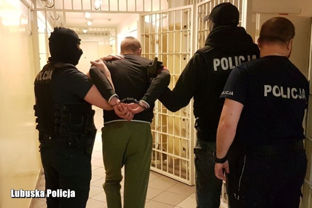 Napastnicy potrącili policjantów i uciekli. Padły strzały. Zarządzono obławę.