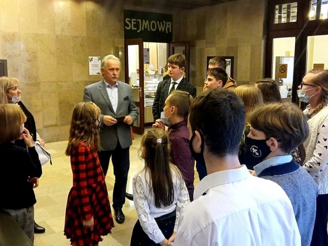Podczas zwiedzania Parlamentu uczniowie SP Tychnowy spotkali się również z Senatorem Leszkiem Czarnobajem
